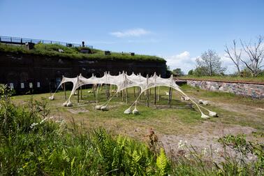 Ernesto Neto: Öfågel, 2025. Helsingforsbiennalen 8.6–21.9.2025, Skanslandet.