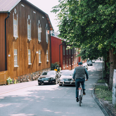 Man biking in Puu-Käpylä district.