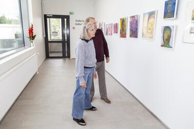 Ikäihmiset taidegalleriassa /sv
