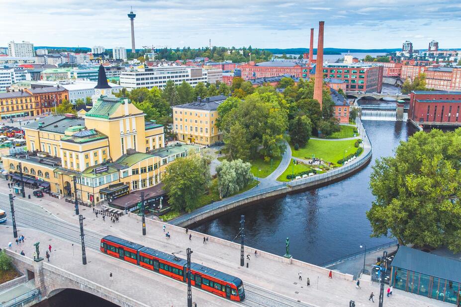 Hämeenpuisto ja siltaa ylittävä Tampereen raitiovaunu.