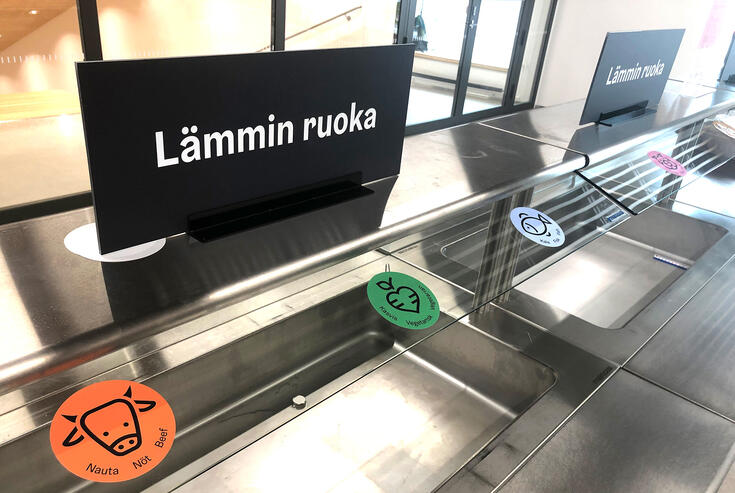 Palvelukeskus Helsinki käyttää ruokalinjastoissa sisältöä selittäviä kuvakkeita tekstin tukena.