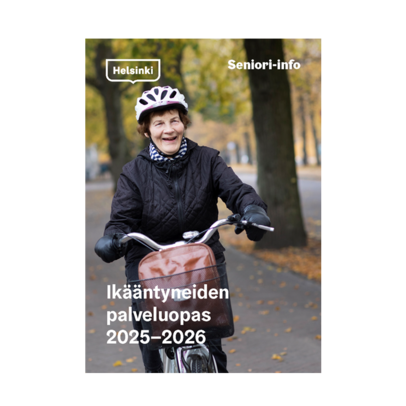 Seniori ajaa pyörällä. 